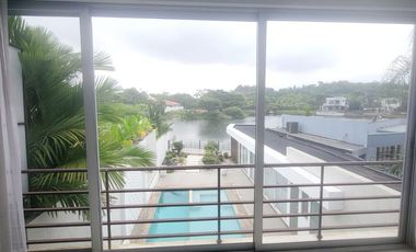Casa de lujo en alquiler en La Laguna Samborondón – 4D - vista al lago, piscina y muelle