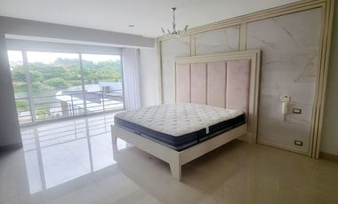 Casa de lujo en alquiler en La Laguna Samborondón – 4D - vista al lago, piscina y muelle