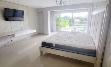 Casa de lujo en alquiler en La Laguna Samborondón – 4D - vista al lago, piscina y muelle