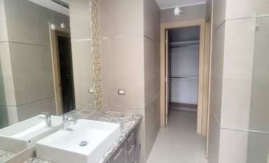 Casa de lujo en alquiler en La Laguna Samborondón – 4D - vista al lago, piscina y muelle