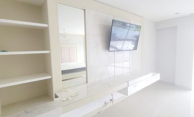Casa de lujo en alquiler en La Laguna Samborondón – 4D - vista al lago, piscina y muelle