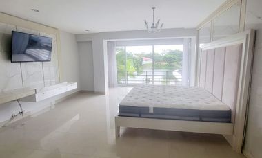 Casa de lujo en alquiler en La Laguna Samborondón – 4D - vista al lago, piscina y muelle