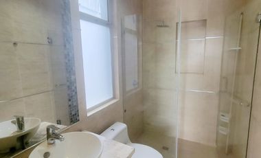 Casa de lujo en alquiler en La Laguna Samborondón – 4D - vista al lago, piscina y muelle
