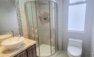 Casa de lujo en alquiler en La Laguna Samborondón – 4D - vista al lago, piscina y muelle