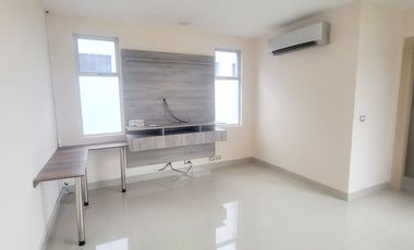 Casa de lujo en alquiler en La Laguna Samborondón – 4D - vista al lago, piscina y muelle