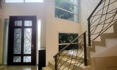 Casa de lujo en alquiler en La Laguna Samborondón – 4D - vista al lago, piscina y muelle