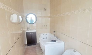 Casa de lujo en alquiler en La Laguna Samborondón – 4D - vista al lago, piscina y muelle