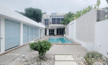 Casa de lujo en alquiler en La Laguna Samborondón – 4D - vista al lago, piscina y muelle