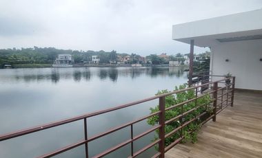 Casa de lujo en alquiler en La Laguna Samborondón – 4D - vista al lago, piscina y muelle