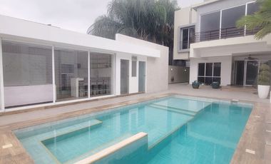 Casa de lujo en alquiler en La Laguna Samborondón – 4D - vista al lago, piscina y muelle