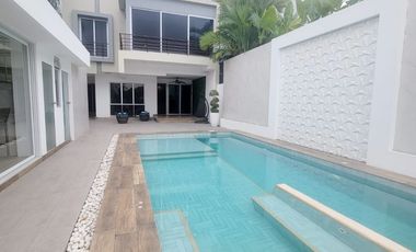 Casa de lujo en alquiler en La Laguna Samborondón – 4D - vista al lago, piscina y muelle