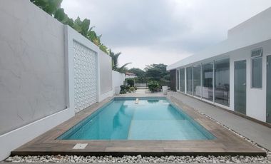 Casa de lujo en alquiler en La Laguna Samborondón – 4D - vista al lago, piscina y muelle