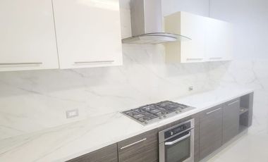 Casa de lujo en alquiler en La Laguna Samborondón – 4D - vista al lago, piscina y muelle