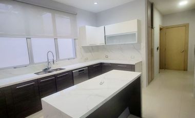 Casa de lujo en alquiler en La Laguna Samborondón – 4D - vista al lago, piscina y muelle