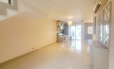 Casa de lujo en alquiler en La Laguna Samborondón – 4D - vista al lago, piscina y muelle