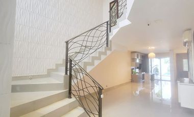 Casa de lujo en alquiler en La Laguna Samborondón – 4D - vista al lago, piscina y muelle