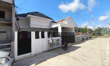 DIJUAL RUMAH CANTIK WARU GENTAN SOLO