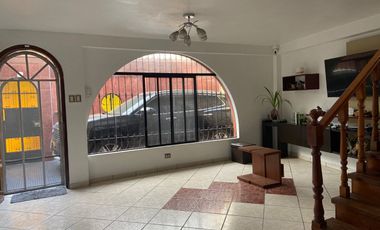 VENTA DE  DUPLEX  EN ESQUINA (1ER PISO - 2DO PISO MÁS COCHERA) – URB LA CALERA-SURQUILLO