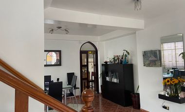 VENTA DE  DUPLEX  EN ESQUINA (1ER PISO - 2DO PISO MÁS COCHERA) – URB LA CALERA-SURQUILLO