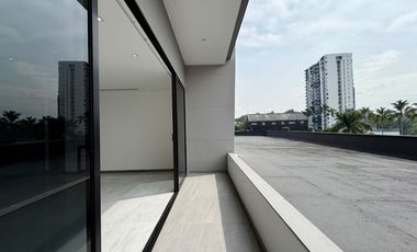 Extraordinario apartamento en Monaco con 162 m2 en primer piso con 3 alcobas y dos parqueaderos. Pinares. Pereira.