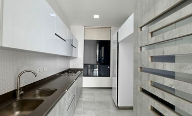 Extraordinario apartamento en Monaco con 162 m2 en primer piso con 3 alcobas y dos parqueaderos. Pinares. Pereira.