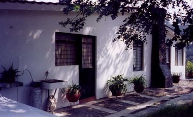 VENDO PROPIEDAD CAMPESTRE DE 4.5 Has. CON BOSQUE, RIO Y GRAN VISTA A LAS MONTAÑAS.