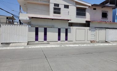 Casa esquinera de alquiler en Guayacanes, 2 dormitorios, 1 parqueo cerrado.