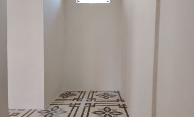Casa esquinera de alquiler en Guayacanes, 2 dormitorios, 1 parqueo cerrado.