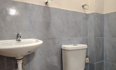 Casa esquinera de alquiler en Guayacanes, 2 dormitorios, 1 parqueo cerrado.