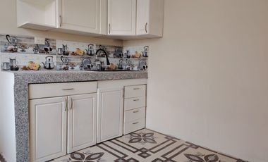 Casa esquinera de alquiler en Guayacanes, 2 dormitorios, 1 parqueo cerrado.