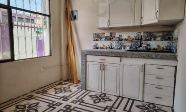 Casa esquinera de alquiler en Guayacanes, 2 dormitorios, 1 parqueo cerrado.