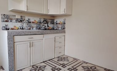 Casa esquinera de alquiler en Guayacanes, 2 dormitorios, 1 parqueo cerrado.