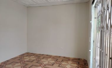 Casa esquinera de alquiler en Guayacanes, 2 dormitorios, 1 parqueo cerrado.