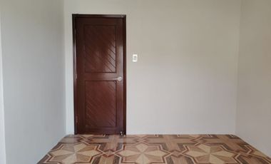 Casa esquinera de alquiler en Guayacanes, 2 dormitorios, 1 parqueo cerrado.