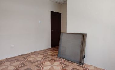 Casa esquinera de alquiler en Guayacanes, 2 dormitorios, 1 parqueo cerrado.