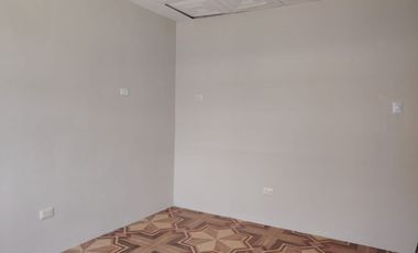 Casa esquinera de alquiler en Guayacanes, 2 dormitorios, 1 parqueo cerrado.