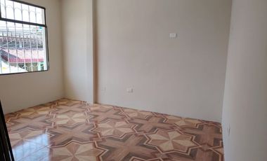 Casa esquinera de alquiler en Guayacanes, 2 dormitorios, 1 parqueo cerrado.