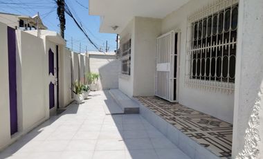 Casa esquinera de alquiler en Guayacanes, 2 dormitorios, 1 parqueo cerrado.