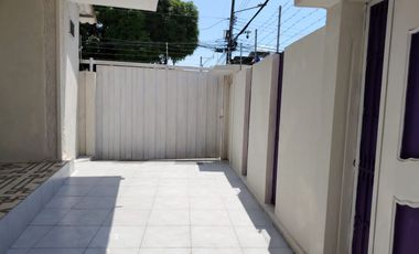 Casa esquinera de alquiler en Guayacanes, 2 dormitorios, 1 parqueo cerrado.