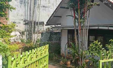 rumah unik strategis di menteng dalam