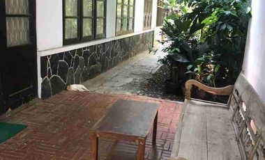 rumah unik strategis di menteng dalam