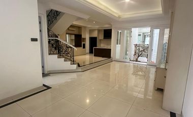 Rumah Siap Huni di Permata Buana, Uk 8X18m, 2.5 Lantai, Harga:6.9 M Nego