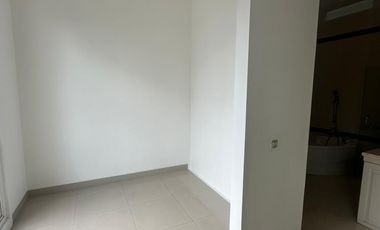 Rumah Siap Huni di Permata Buana, Uk 8X18m, 2.5 Lantai, Harga:6.9 M Nego