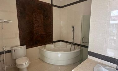 Rumah Siap Huni di Permata Buana, Uk 8X18m, 2.5 Lantai, Harga:6.9 M Nego