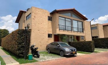 Casa en condominio con Club House entre Chía y Cajicá