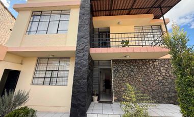 En Ibarra, zona centro, vendo casa rentera
