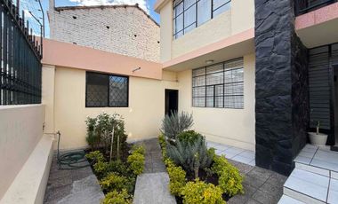 En Ibarra, zona centro, vendo casa rentera