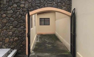 En Ibarra, zona centro, vendo casa rentera