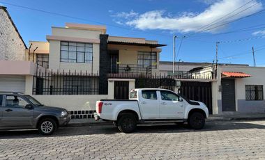 En Ibarra, zona centro, vendo casa rentera