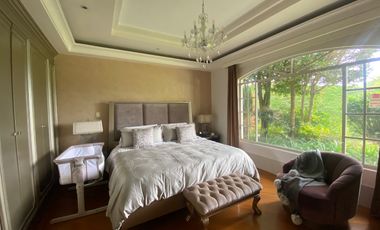 SE ARRIENDA CASA DE LUJO EN EXCLUSIVA URB PRIVADA CUMBAYA (La Primavera, próximo Ruta Viva)